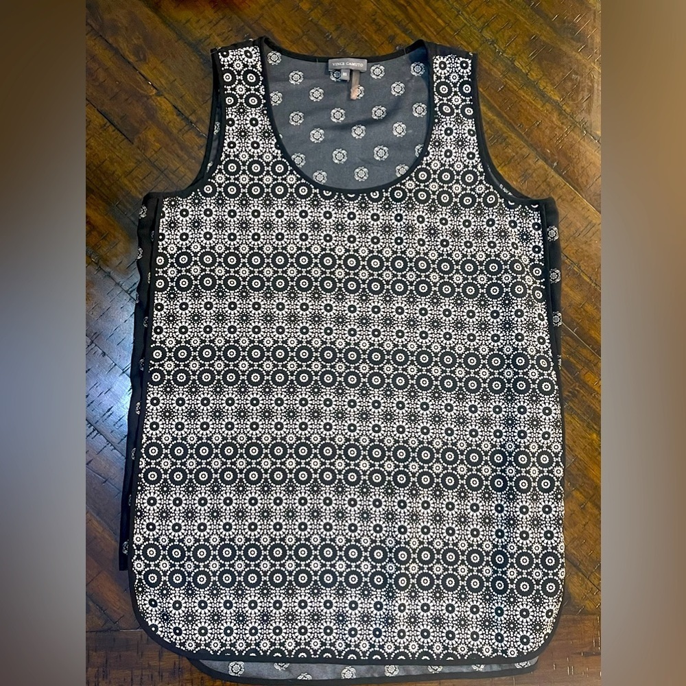 Vince Camuto- XS Patterned tank black and white